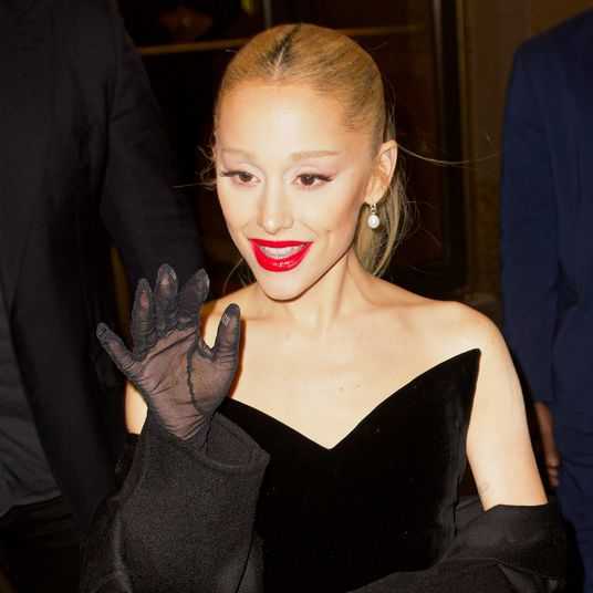 Как изменили пластические операции ариану гранде?