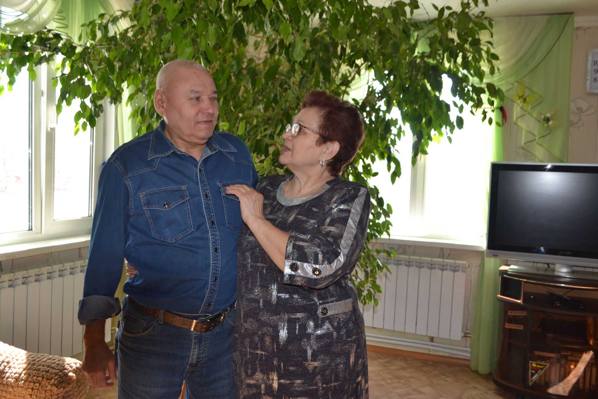 Желая позубоскалить над бывшей женой, пригласил ее на свою вторую свадьбу, но простушка явилась на праздник не одна