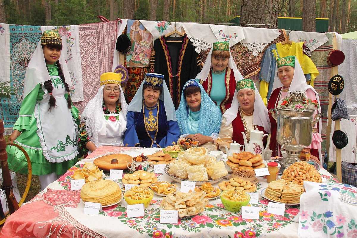 Суп из сушёной воблы, варёные солёные огурцы и соевый кофе