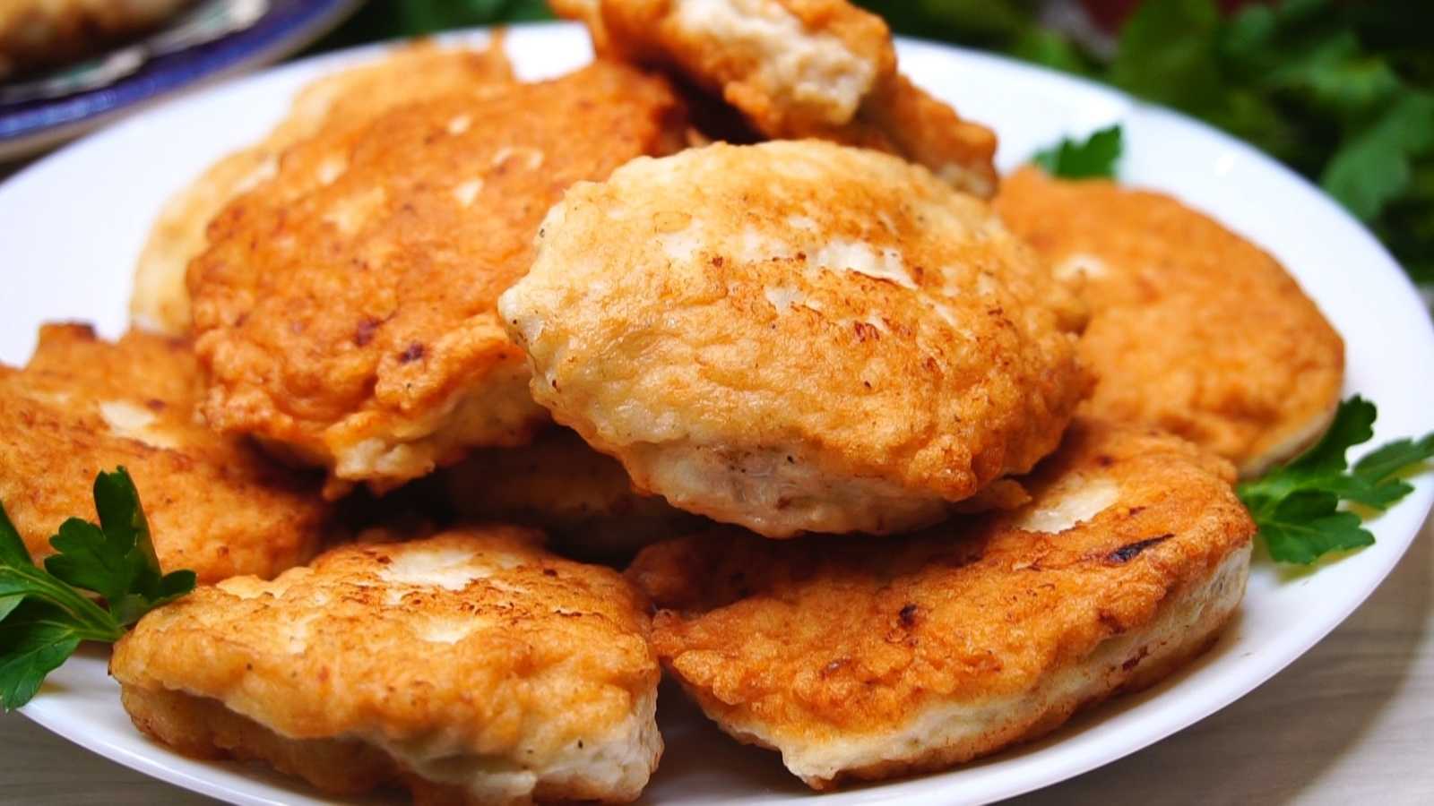 Куриные оладьи: 7 интересных рецептов с манкой, сыром, овощами, майонезом