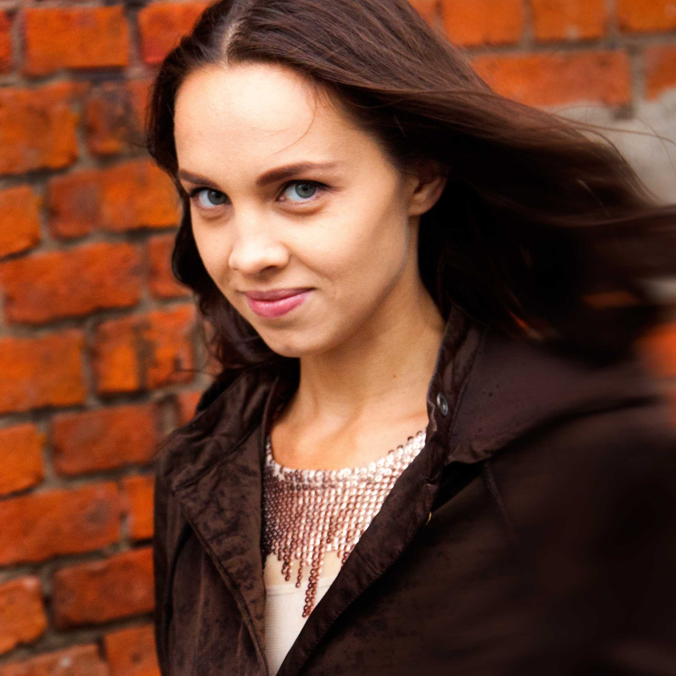 34-летняя Женя Отрадная в 2007 году обрела всероссийскую славу, исполнив хит Уходи и дверь закрой