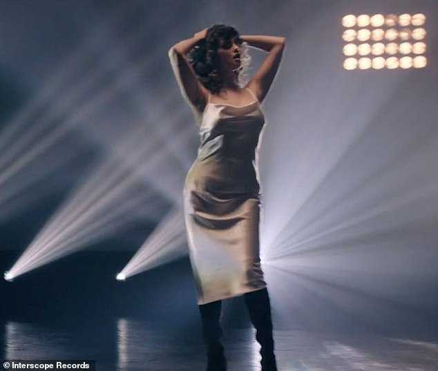 27-летняя певица Селена Гомес опубликовала на YouTube новый клип Dance Again