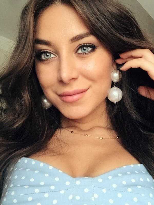 25-летняя Элина Чага стала широко известна благодаря участию в шоу Голос-2 Тогда сильный вокал певицы и яркая внешность не оставили равнодушными как жюри, так и зрителей