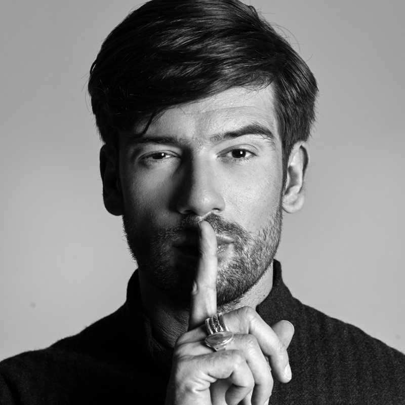 Ему действительно было больно 33-летний актер, телеведущий и музыкант Антон Лаврентьев снялся ну в очень горячем клипе